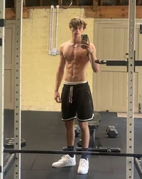 fake dating ur enemy