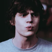 Evan Peters 