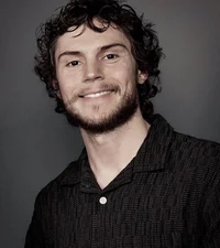 Evan Peters 
