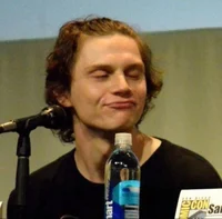 Evan Peters 