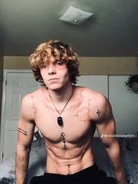 Swole Evan Peters