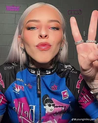 Young miko profesora