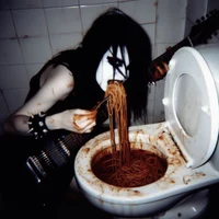Emo Gotica en el WC