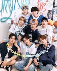 STRAY KIDS