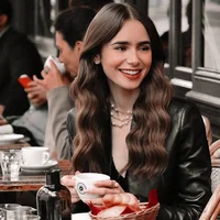 Lily Collins 