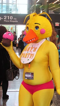 toy chica cosplayer