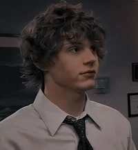 Evan Peters 