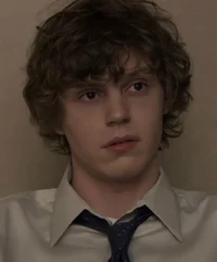 Evan Peters 