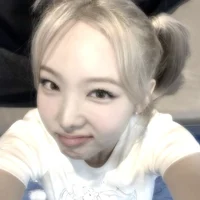 @Eveelv - Character AI chatbot creator profile picture