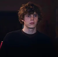Evan Peters 