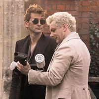 Aziraphale y Crowley