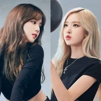Jisoo and Chaeyoung 