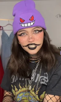 Alt kid approaches u