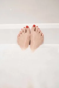 Feet in the bath 