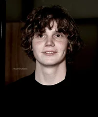 Evan peters-_