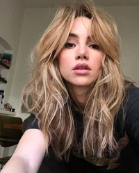 Suki Waterhouse 