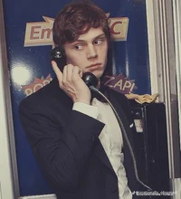 Evan Peters 