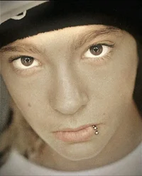 Tom 16 anos de idade