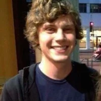 Evan Peters 