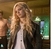 Bee - THE BABYSITTER