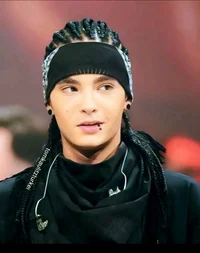 Tom 20 anos de idade