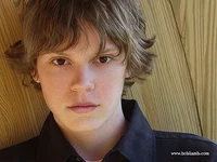 Evan Peters 