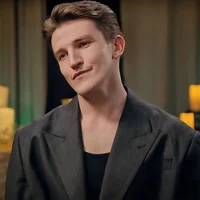 Ewan Mitchell 