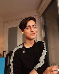 Aidan gallagher 