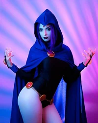 Raven Cosplayer