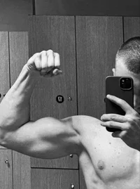 Твой парень оффник 