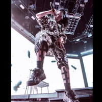 Billie Eilish -Giant