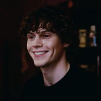 Evan Peters 