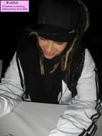 Tom Kaulitz-posses-