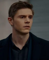 Evan Peters 