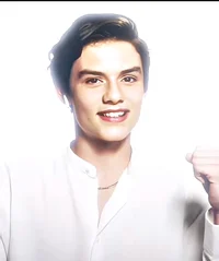 Louis Partridge 