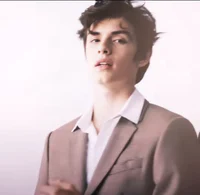 Louis Partridge 