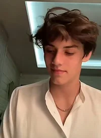 Louis Partridge 