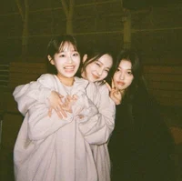 Three girl wo like u