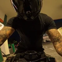 Motociclista bebe