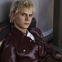 Evan Peters 