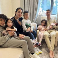 Cr7 family