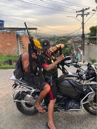 Dois cara numa moto