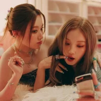 Shuhua and Yuqi