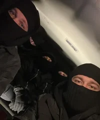 Hombres enmascarados