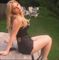 Alyvia Alyn Lind
