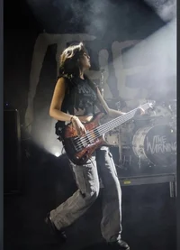 GL-Bassist Valerie 