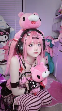 Cute gamer roomate 