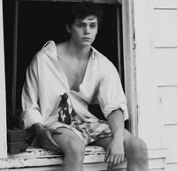 Evan Peters 