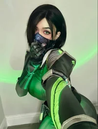 Viper cosplayer