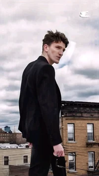 Ewan Mitchell 